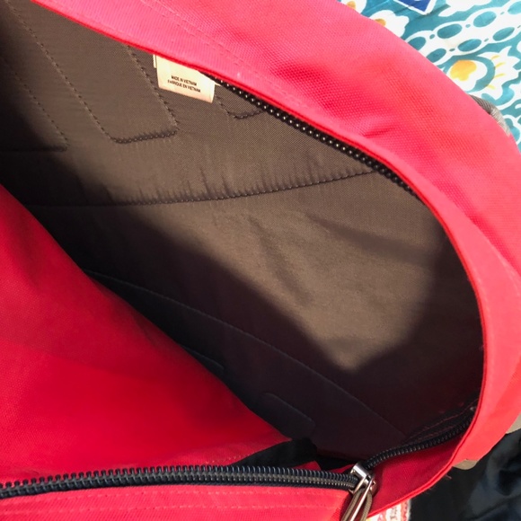 SOLD! The North Face Vault back pack - Picture 3 of 4